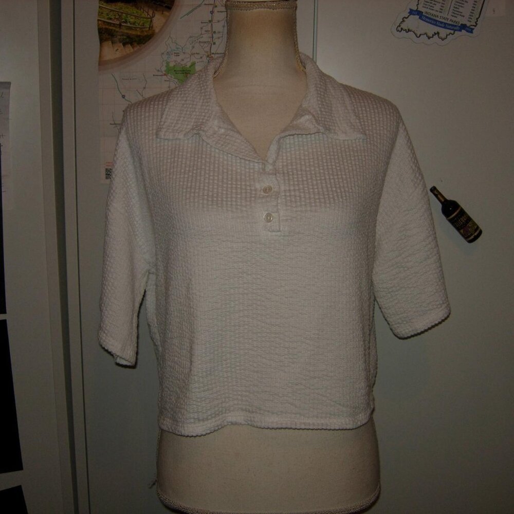 Caution to the Wind: White Collard Waffle Texture Crop Top M